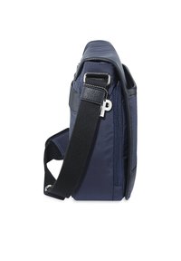 Borsa a spalla blu navy con finitura texture, tracolla regolabile, chiusura con zip e tasca laterale. Presenta un accento con logo in metallo.