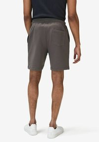 Grå shorts med avslappnad passform, med ett elastiskt midjeband, sidofickor och en lapplåda på baksidan. Slät textur.