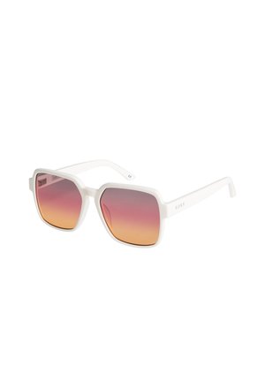 Weiße, quadratisch gerahmte Sonnenbrille mit verlaufenden Gläsern, die von Pink zu Orange wechseln, in leichter Winkelansicht vor weißem Hintergrund dargestellt.