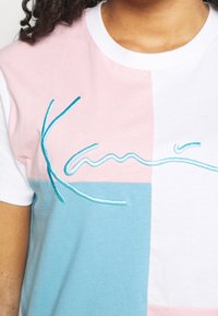 Karl Kani T-shirt med print - light blue