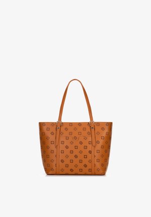 Hnědá kožená taška typu tote s tmavými vzorovanými logy, dvěma nastavitelnými ramenními popruhy a přední kapsou.