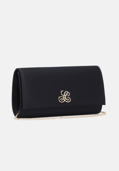 Pochette rectangulaire noire avec bandoulière chaîne dorée et logo initial entrelacé doré sur le rabat avant.
