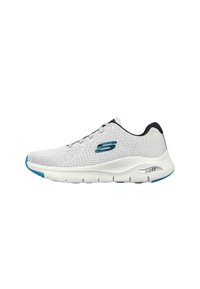 Zapatilla deportiva blanca con parte superior de malla transpirable, acentos azules, suela acolchada y un diseño texturizado. Presenta el logo en el costado.