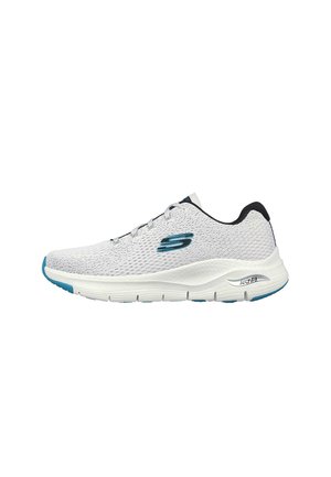 Zapatilla deportiva blanca con parte superior de malla transpirable, acentos azules, suela acolchada y un diseño texturizado. Presenta el logo en el costado.