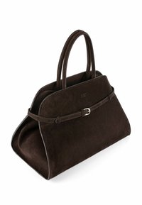 Borsa a mano in camoscio marrone con texture liscia, forma strutturata e doppie maniglie. Presenta una cinghia decorativa in pelle con fibbia argentata.