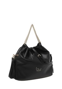 Borsa a mano in pelle nera con un design arricciato, catena in argento e tracolla in pelle, con logo frontale e dettagli con nappine laterali.