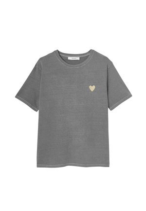 T-shirt en coton gris à manches courtes et col rond, avec un subtil design de cœur doré sur la zone gauche de la poitrine.