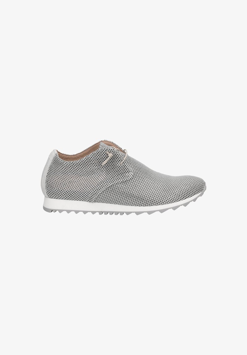 Baskets en maille grises et blanches avec un dessus texturé, une pointe arrondie et une semelle en caoutchouc dotée de petites pointes de traction. Design minimaliste.