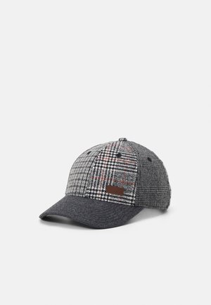 Casquette de baseball avec des motifs écossais gris mélangés et une visière incurvée unie gris foncé sur fond blanc.