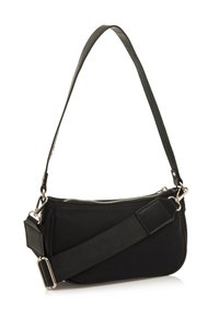 Borsa nera a forma curva, realizzata in materiale sintetico. Presenta una tracolla rimovibile e zip in metallo argentato. Texture liscia.