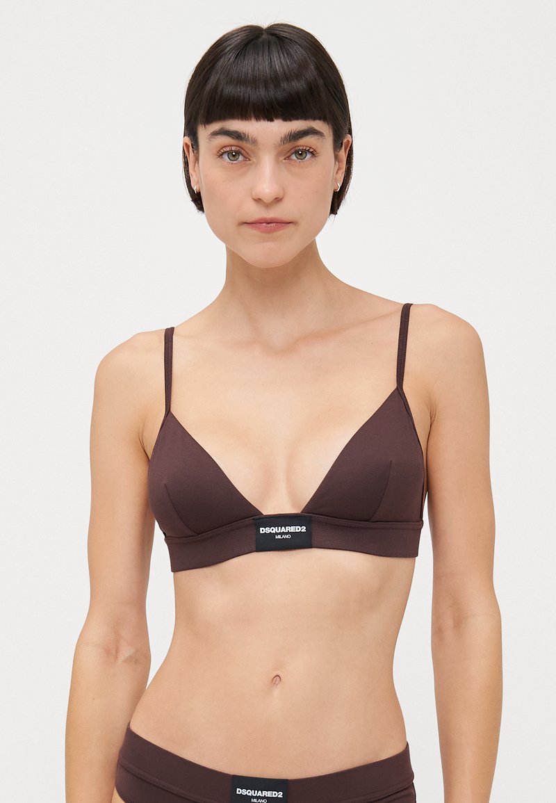 Soutien-gorge triangle marron avec des bretelles fines et une bande logo à la base. Tissu lisse avec une finition mate, offrant un design minimaliste.