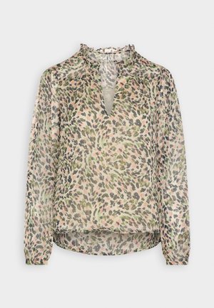 Blouse à manches longues avec col à volants et imprimé animal abstrait vert, rose et noir sur fond beige clair.