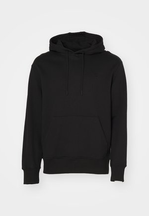 Svart hoodie i mjuk bomull, med en känguruficka, justerbar dra åt huva och ribbade muddar och nederkant. Diskret logotypdetalj.