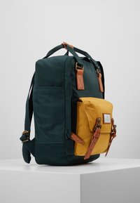 Doughnut MACAROON BACKPACK UNISEX - Mochila - slate green/yellow