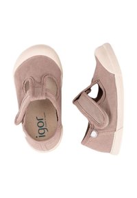 Zapatos de lona marrón claro con cierre de velcro, suelas de goma blanca y punta redonda, con un diseño cosido y logotipo en el interior.