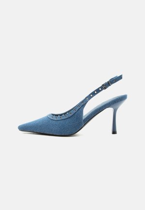 Blauwe denim slingback pump met spitse neus, zilveren oogjes en verstelbare gespsluiting.