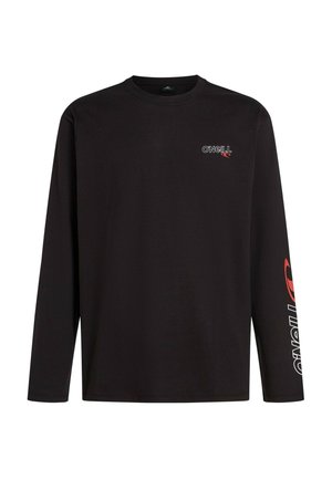 Sort langærmet t-shirt i bomuld med rund halsudskæring. Har et logo foran og et rødt brandnavn som accent på ærmet.