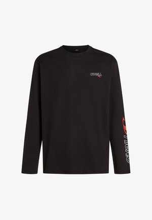 Sort langærmet t-shirt i bomuld med rund halsudskæring. Har et logo foran og et rødt brandnavn som accent på ærmet.