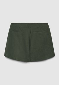 Pantaloncini di velluto a coste verdi con una superficie texturizzata, dotati di due tasche posteriori e un orlo leggermente curvo senza elementi aggiuntivi.