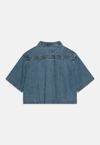 Hellblaues Denim-Jackett mit kurzen Ärmeln und Kragen, gerade geschnitten, mit genähten Akzenten und einem leicht ausgefransten Saum.