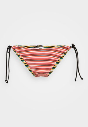 Csíkos bikini alsó piros, narancssárga és sárga csíkokkal. Állítható fekete kötelek jellemzik, és kontrasztos mintás szegély borítja a széleit.