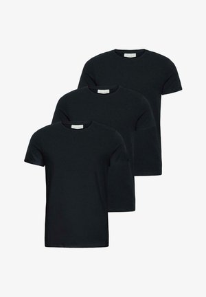 Trei tricouri negre simple, cu mânecă scurtă și gât rotund, așezate în diagonală pe un fundal alb.