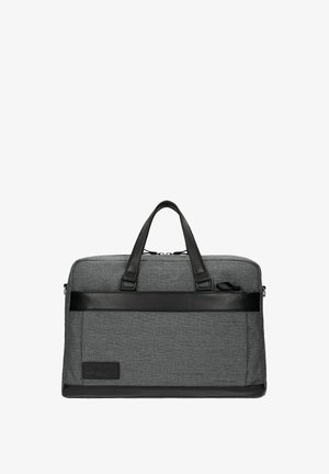 Grau gestreifte Laptoptasche aus Stoff mit schwarzen Kunstlederakzenten, doppelten Griffen und einem Reißverschluss oben. Verfügt über eine strukturierte Oberfläche und ein Branding-Detail.