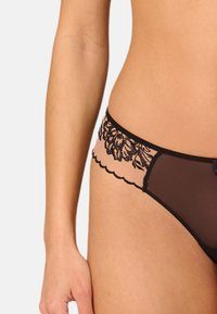 Simone Pérèle String - light tatoo