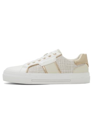 Sneaker bianchi con un accento in tessuto crema testurizzato, hardware dorato e una suola in gomma bianca solida. Caratterizzate da una chiusura con lacci e un colletto imbottito.