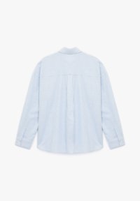 Lyseblå og hvid stribet langærmet skjorte med knapkrave, pyntesyninger bagpå og knapmanchetter. Polyester stof.