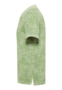 Hellgrünes Poloshirt mit kurzen Ärmeln aus strukturiertem Stoff, das ein dezentes Blattmuster aufweist und einen passenden Kragen mit einer Knopfleiste hat.