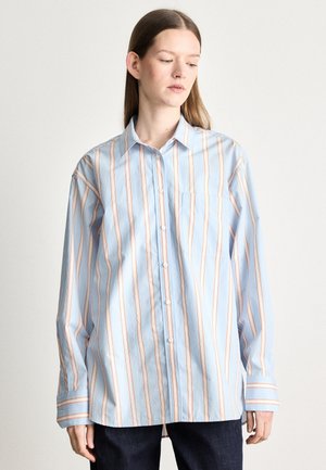  Lichtblauw langemouwen overhemd met verticale strepen in oranje en wit, met knopen aan de voorkant, een enkele borstzak en contrasterende details op de manchetten.