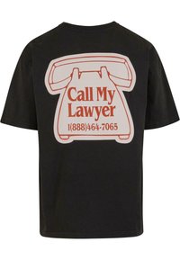 Sort bomulds t-shirt med et stort hvidt og orange grafisk motiv af en retro telefon med teksten "Ring til min advokat" og et telefonnummer.