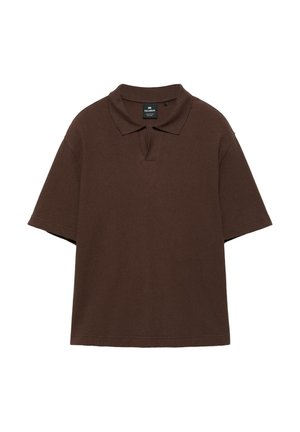 Braunes kurzärmeliges Poloshirt mit Kragen und kleinem V-Ausschnitt am Ausschnitt, schlichtes Design mit sichtbarem Markenlabel im Krageninneren.
