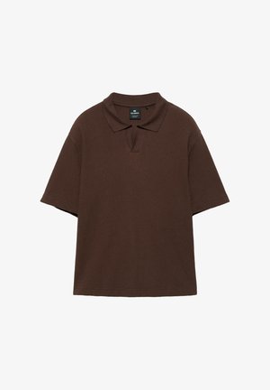 Braunes kurzärmeliges Poloshirt mit Kragen und kleinem V-Ausschnitt am Ausschnitt, schlichtes Design mit sichtbarem Markenlabel im Krageninneren.
