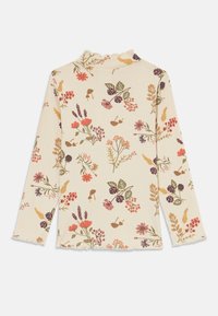 Maglietta a maniche lunghe con scollo arricciato, caratterizzata da uno sfondo crema e un motivo floreale nei toni del rosa, viola e verde su tessuto texturizzato.