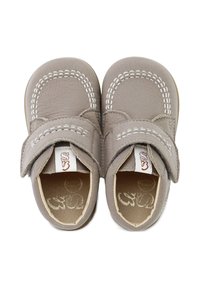 Zapatos de cuero gris con costuras blancas y una correa de Velcro. Diseño suave y redondeado con un interior acolchado para mayor comodidad.