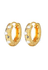 Guldtonade hoopsringar med en strukturerad yta, prydda med vita pärlor och små ädelstenar inbakade i designen, cirkulär form.