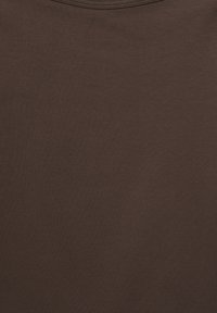 Brązowy bawełniany t-shirt o gładkiej teksturze, z okrągłym dekoltem i jednolitym kolorem na całej powierzchni. Prosty i nieozdobiony, bez grafik czy wzorów.