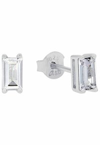 Pendientes destud rectangular de plata de ley con piedras claras y facetadas, que presentan un engaste de cuatro garras y un cierre de presión para un ajuste seguro.