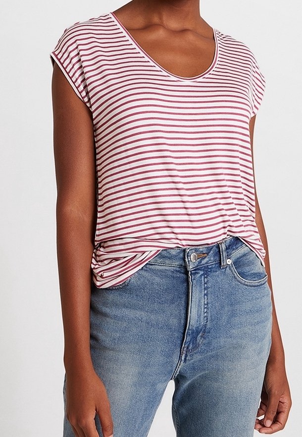 Pruhované tričko v světle růžové a burgundské barvě s krátkými rukávy a kulatým výstřihem; nošeno přes světle modré džíny s mírně vybledlým povrchem.