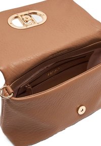 Bolso de mano de cuero marrón con textura, cierre de herrajes en tono dorado, bolsillos interiores y logotipo característico grabado en el interior.