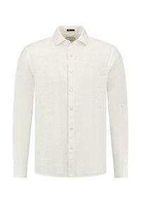 Camisa blanca de manga larga hecha de lino con cuello abotonado, que presenta una tapeta de botones en el frente y un dobladillo recto.