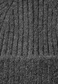 Tessuto grigio lavorato a maglia che presenta una texture a coste con fibre morbide e sottili. La trama presenta strisce verticali e leggero pelucchino.