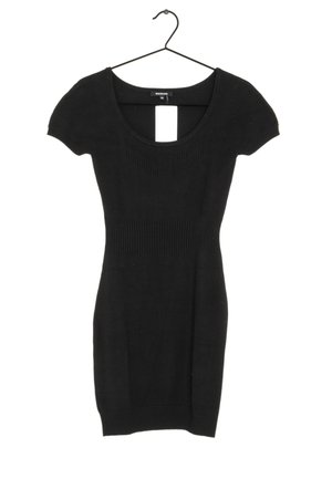 Czarna dopasowana dzianinowa sukienka z krótkim rękawem na wieszaku, z wycięciem w kształcie łódki i prążkowanymi detalami w talii.