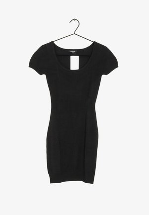 Abito nero a maniche corte aderente in maglia su una gruccia con scollo a barca e dettaglio in vita a coste.