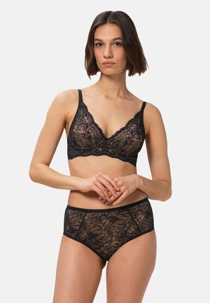 Ensemble de lingerie en dentelle noire comprenant un bralette à fines bretelles et motif floral, accompagné d'un shorty taille haute assorti.