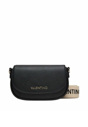 Borsa a tracolla Valentino in pelle nera con patta curva e tracolla in tessuto beige parzialmente visibile con testo nero.