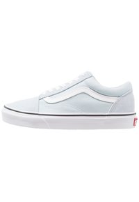 Zapatillas de lona azul claro con acentos de ante blanco, suela de goma negra y cordones blancos. Presenta una franja lateral distintiva y una etiqueta de logo.