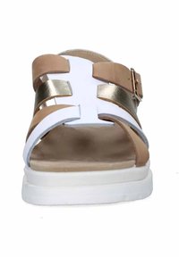 Sandal aperto beige e bianco con accenti metallici dorati, featuring fasce larghe, una soletta imbottita e una suola in gomma bianca. Dettaglio con fibbia regolabile.
